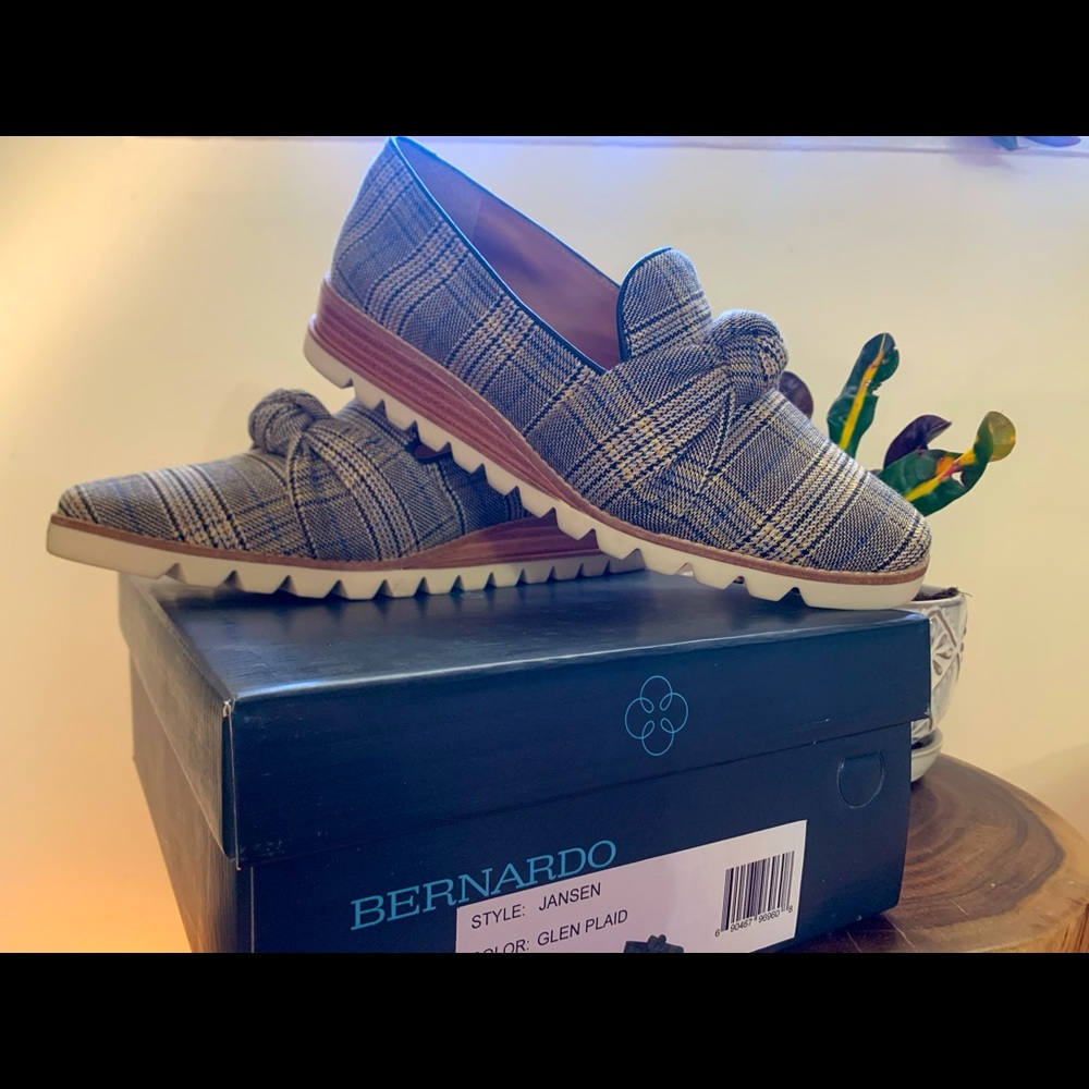 Size 8 Bernardo Women’s loafer style shoe!